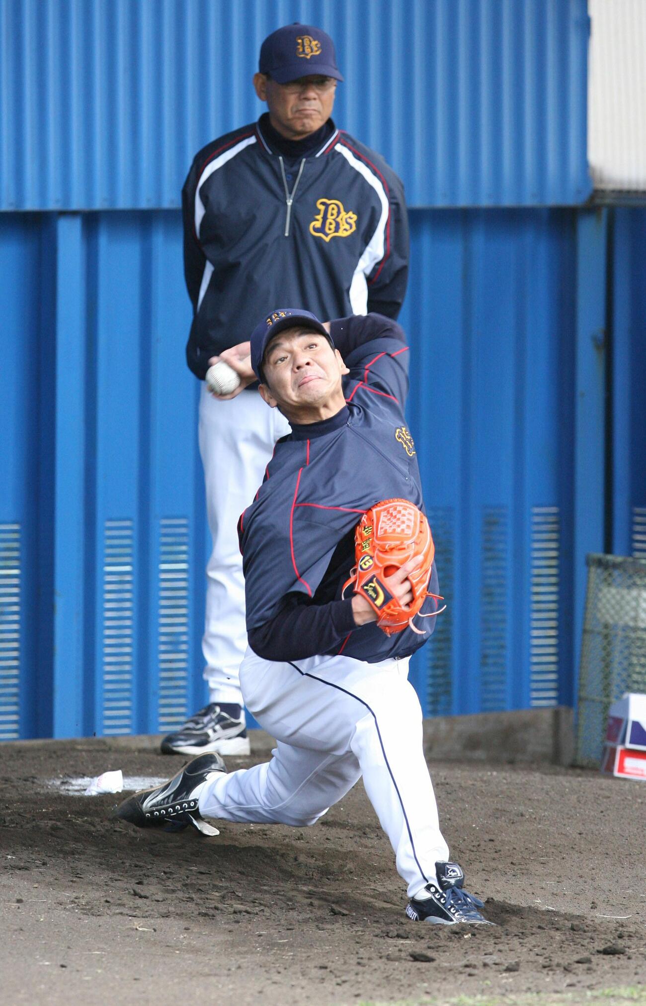 2007年、ブルペンでオリックス吉田修司の投球を見守るコーチの神部年男さん