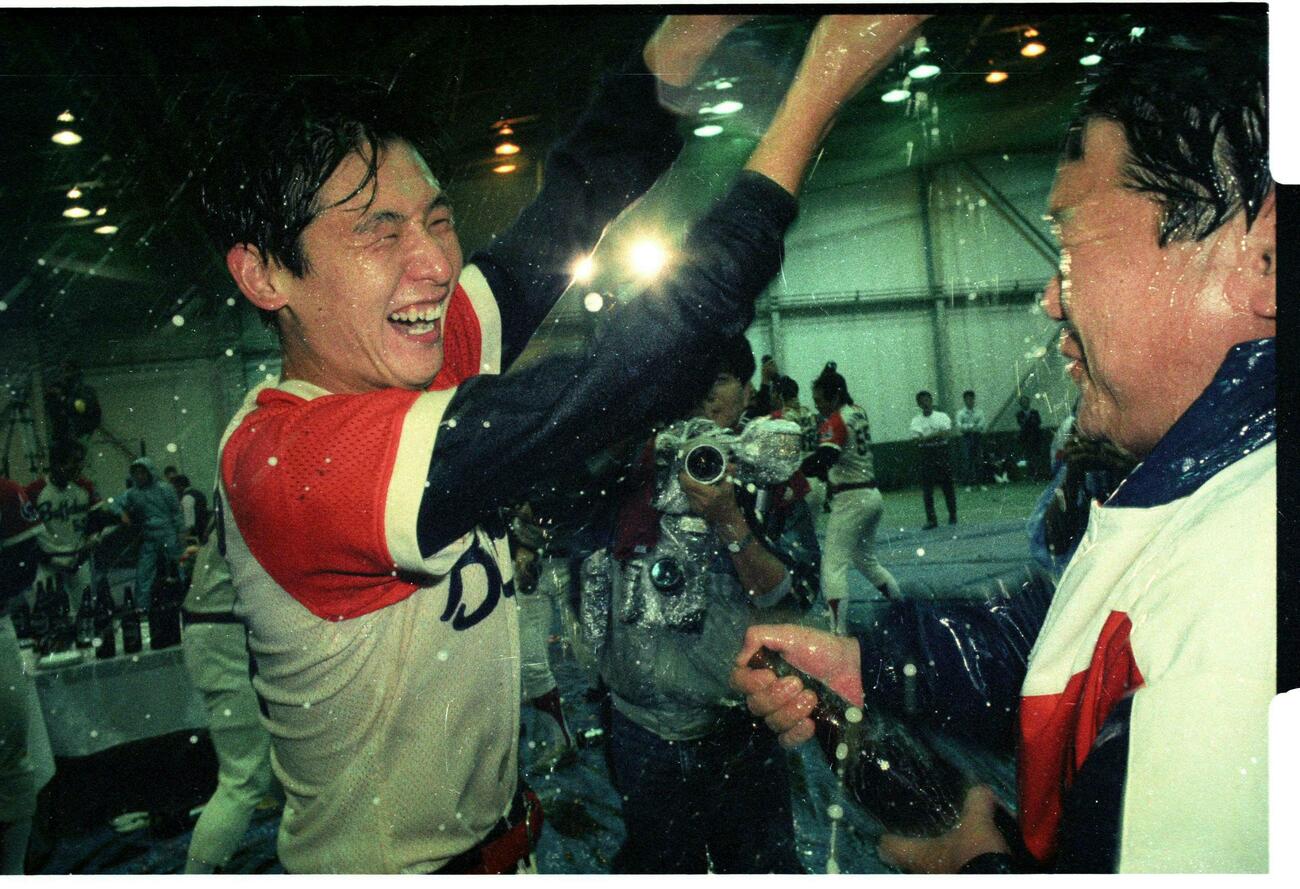 1989年、近鉄優勝祝賀会でビールかけをする阿波野秀幸（左）とコーチの神部年男さん