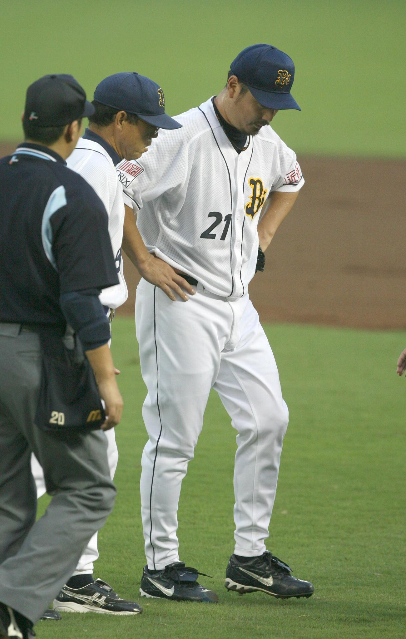 2006年、マウンド上でオリックス吉井理人（右）と話すコーチの神部年男さん（中央）