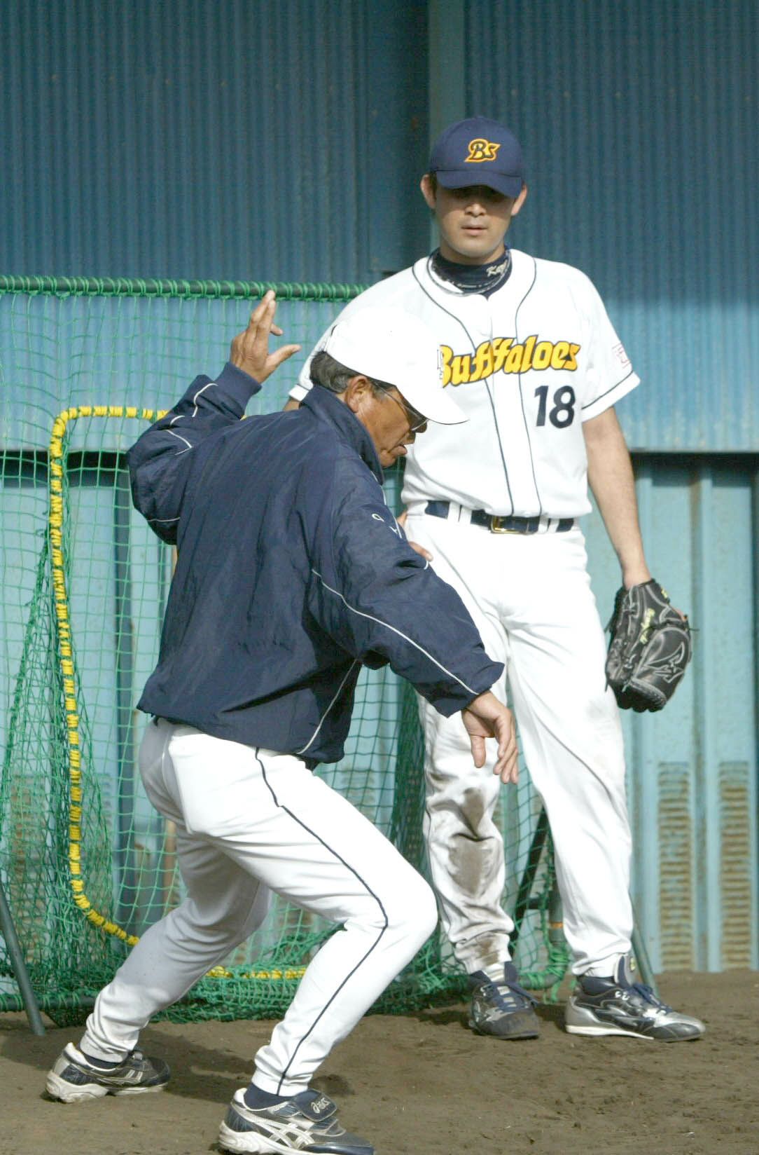 2005年、オリックス山口和男（右）を指導する神戸年男さん
