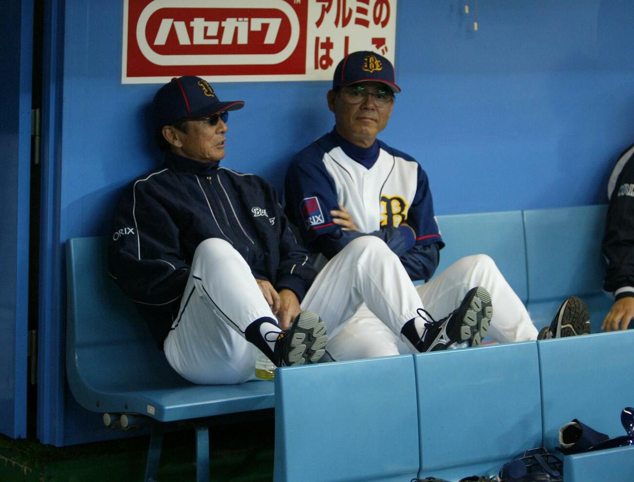 2005年、オリックス監督時代の仰木彬さん（左）と話し合う投手コーチの神部年男さん