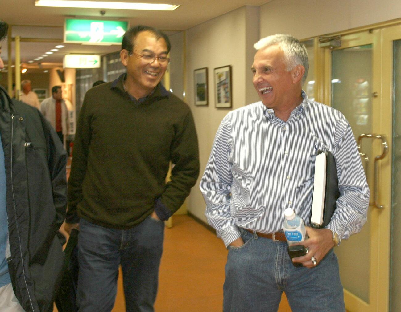 2007年、オリックスのコリンズ監督（右）と談笑する投手コーチ時代の神部年男さん