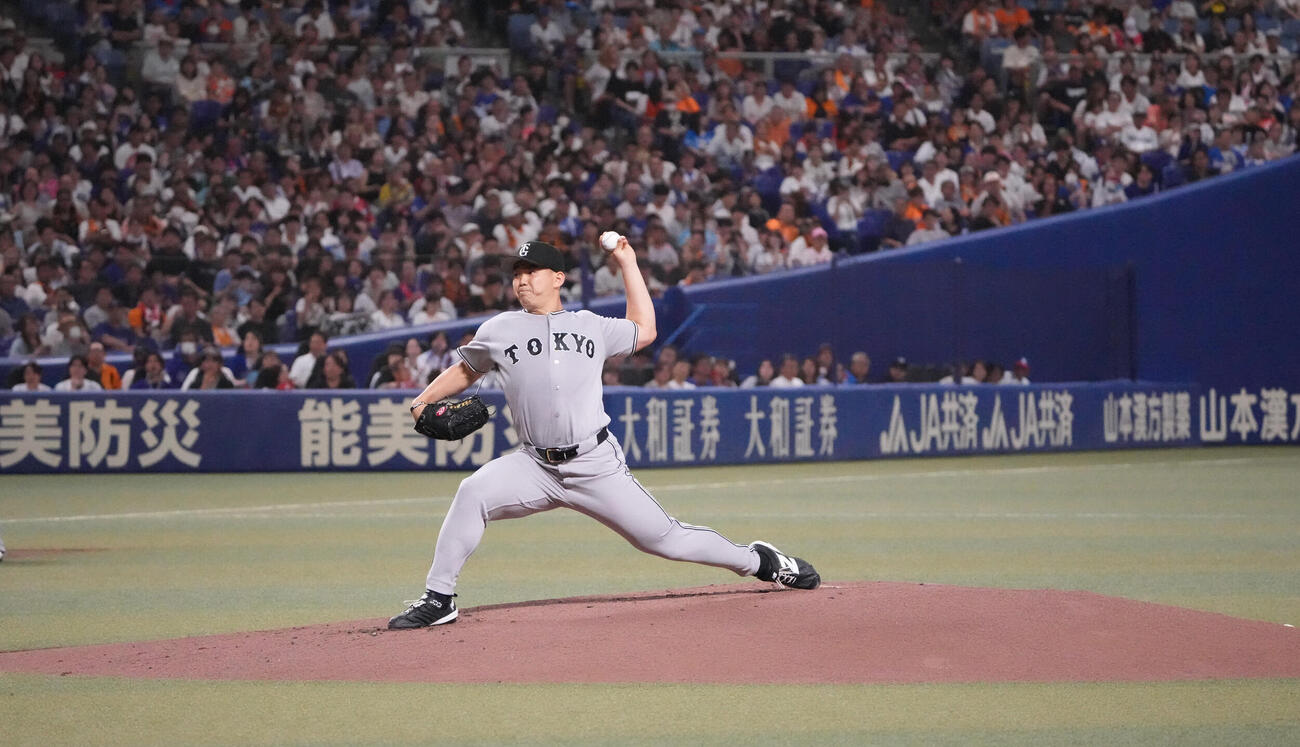 中日対巨人　1回裏、登板する巨人先発の小笠原慎之介（撮影・森本幸一）