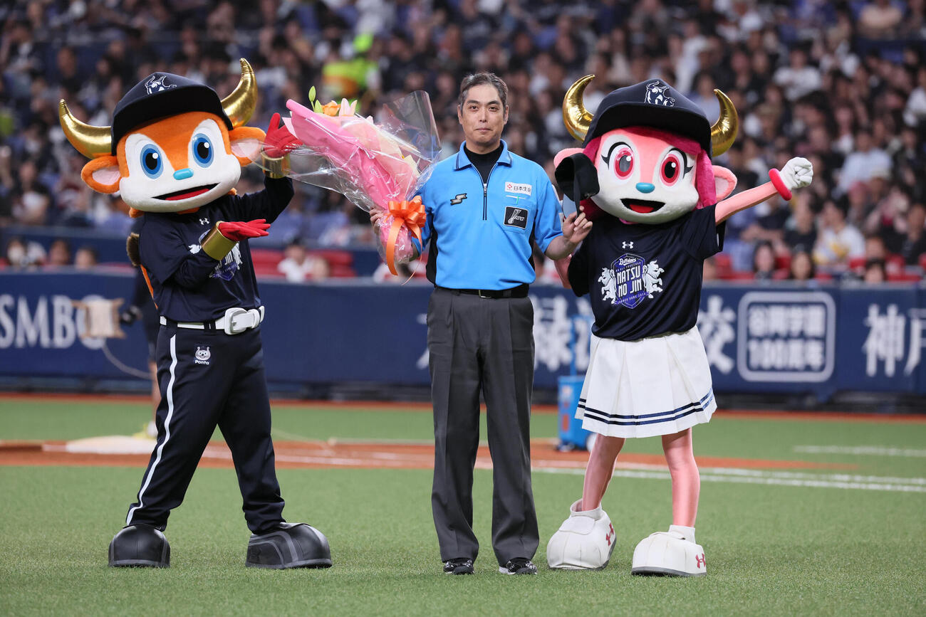 オリックス対日本ハム　2000試合出場を達成した白井一行審判員（撮影・宮崎幸一）