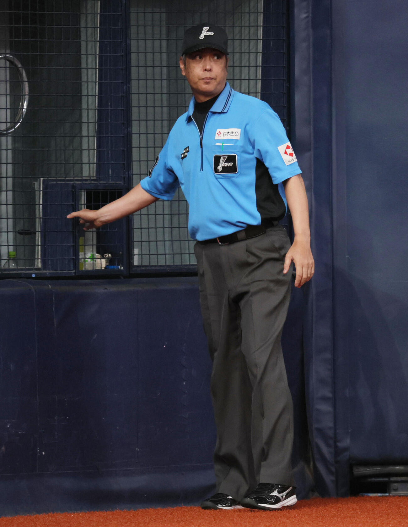 オリックス対日本ハム　2回表日本ハム無死二塁、白井一行審判員は新庄剛志監督から出された有薗の死球のビデオ判定の結果を待つ（撮影・宮崎幸一）