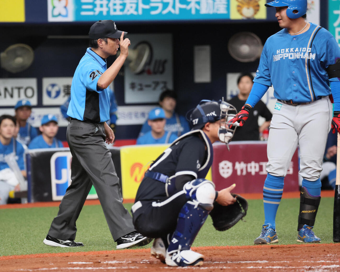 オリックス対日本ハム　2回表日本ハム無死二塁、白井一行審判員は新庄剛志監督から出された有薗の死球のビデオ判定の結果を伝える（撮影・宮崎幸一）