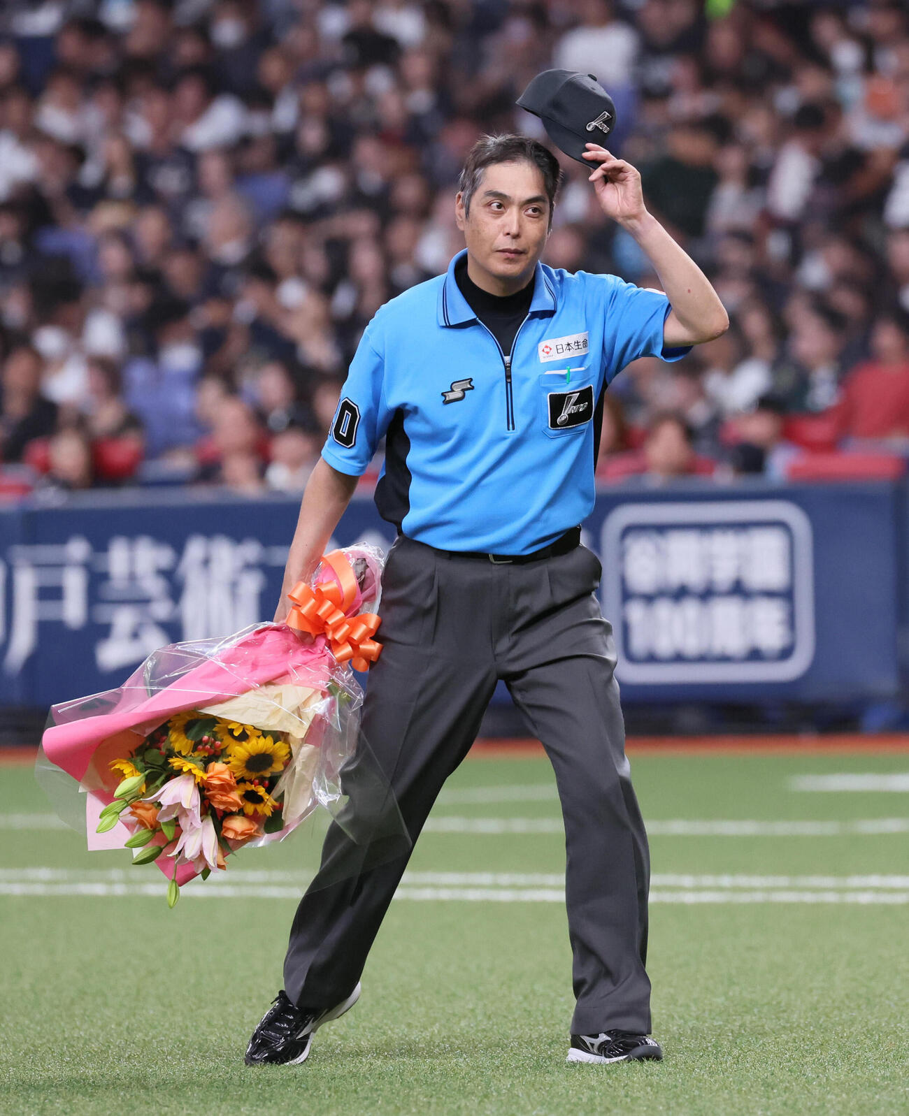 オリックス対日本ハム　2000試合出場を達成した白井一行審判員（撮影・宮崎幸一）