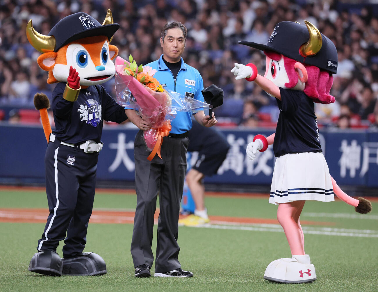 オリックス対日本ハム　2000試合出場を達成した白井一行審判員（撮影・宮崎幸一）