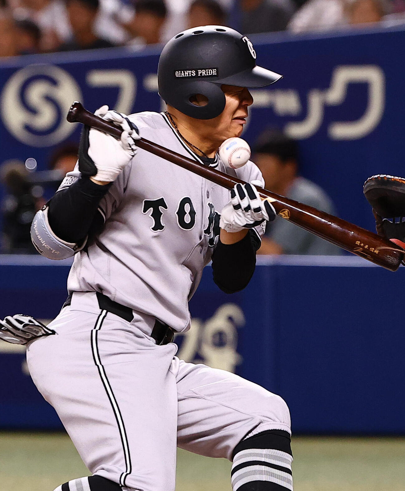 中日対巨人　8回表巨人無死一塁、佐々木俊輔は死球を受ける（撮影・上田博志）