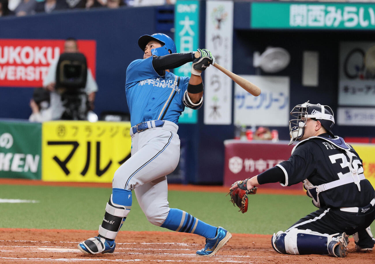 オリックス対日本ハム　8回表日本ハム無死一塁、代打今川優馬は2点本塁打を放つ（撮影・宮崎幸一）