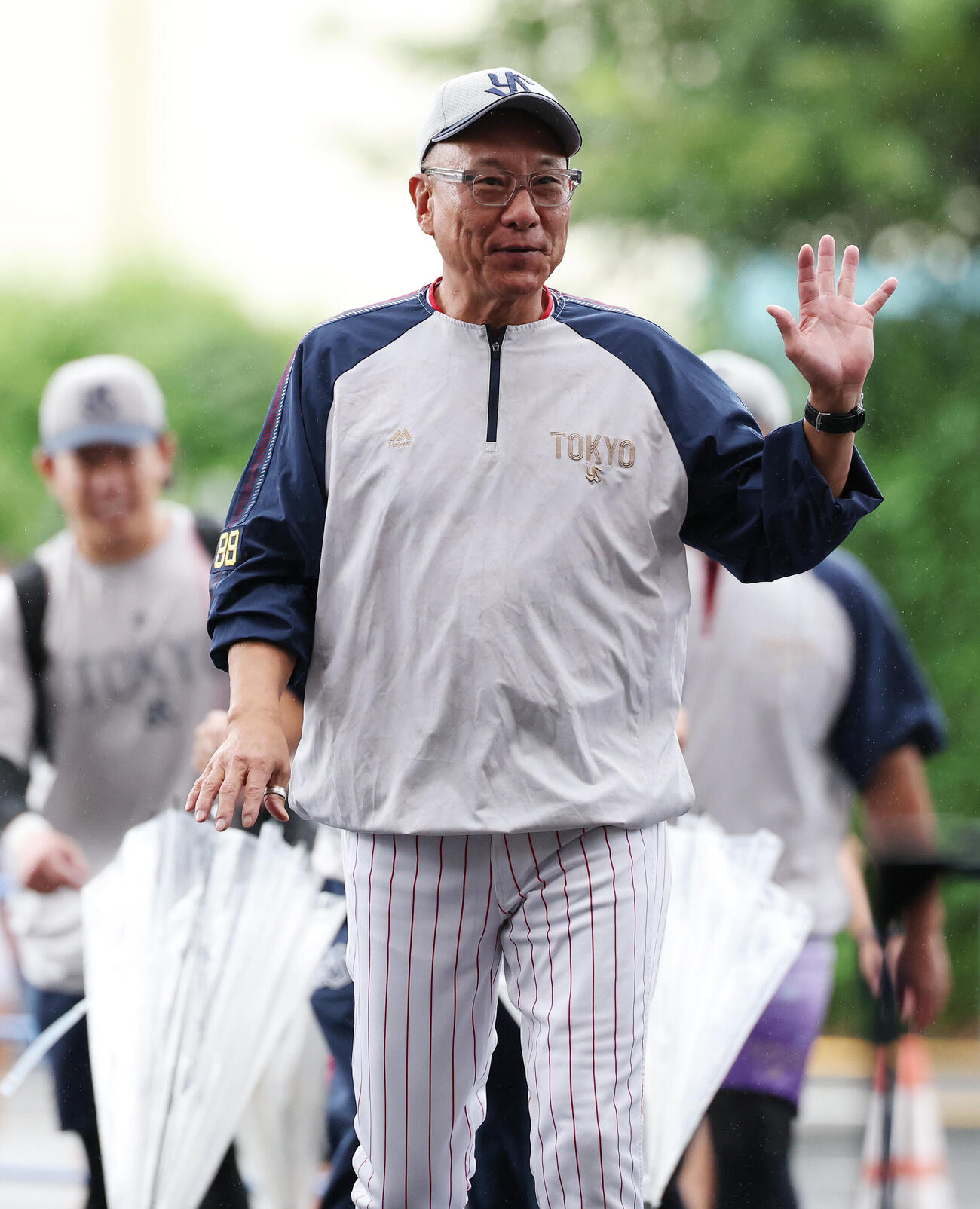 ヤクルト対DeNA　試合前、練習場から移動するヤクルト池山隆寛監督（撮影・宮地輝）
