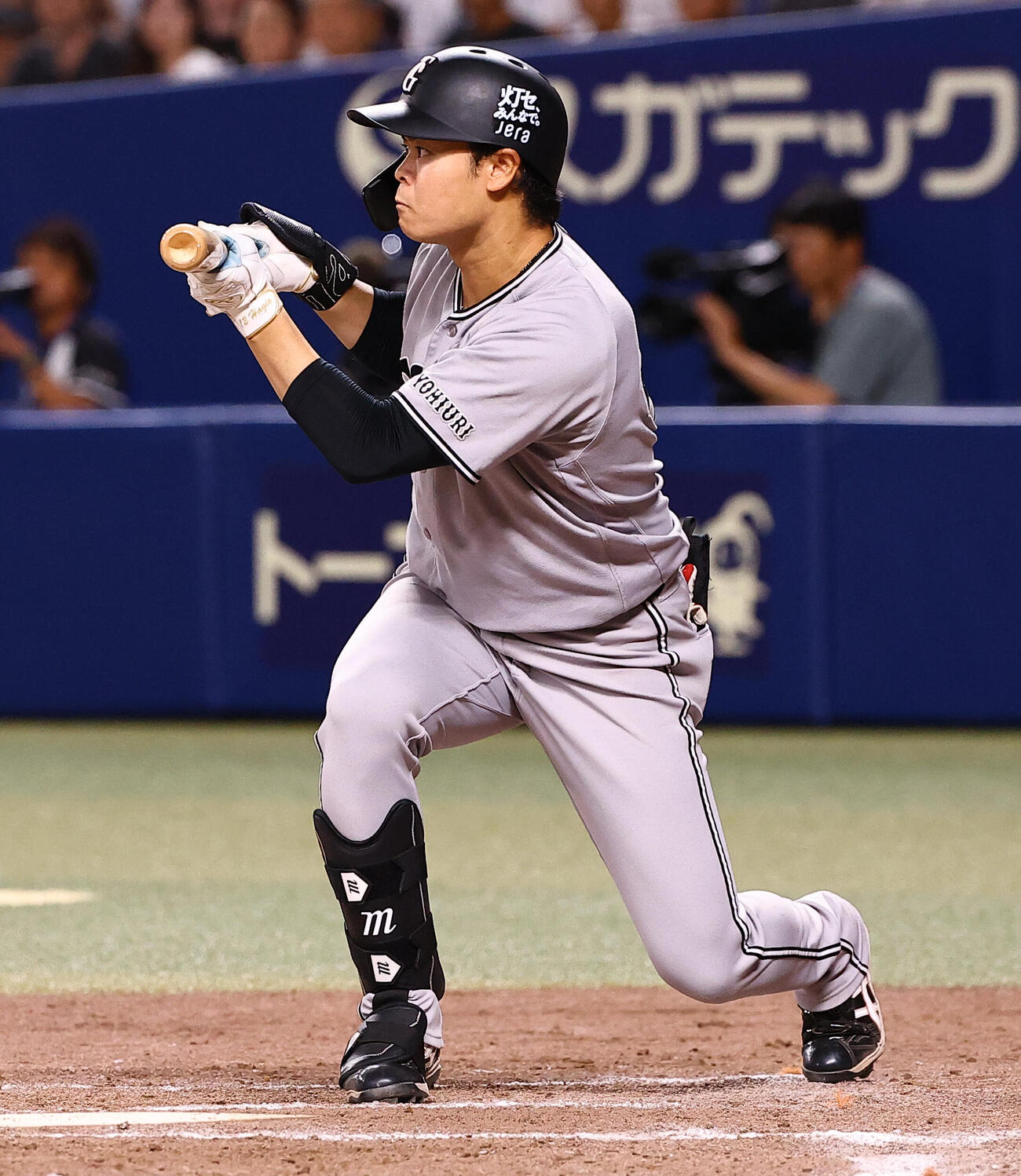 中日対巨人　8回表巨人無死一、二塁、バントの構えをする中山礼都（撮影・上田博志）