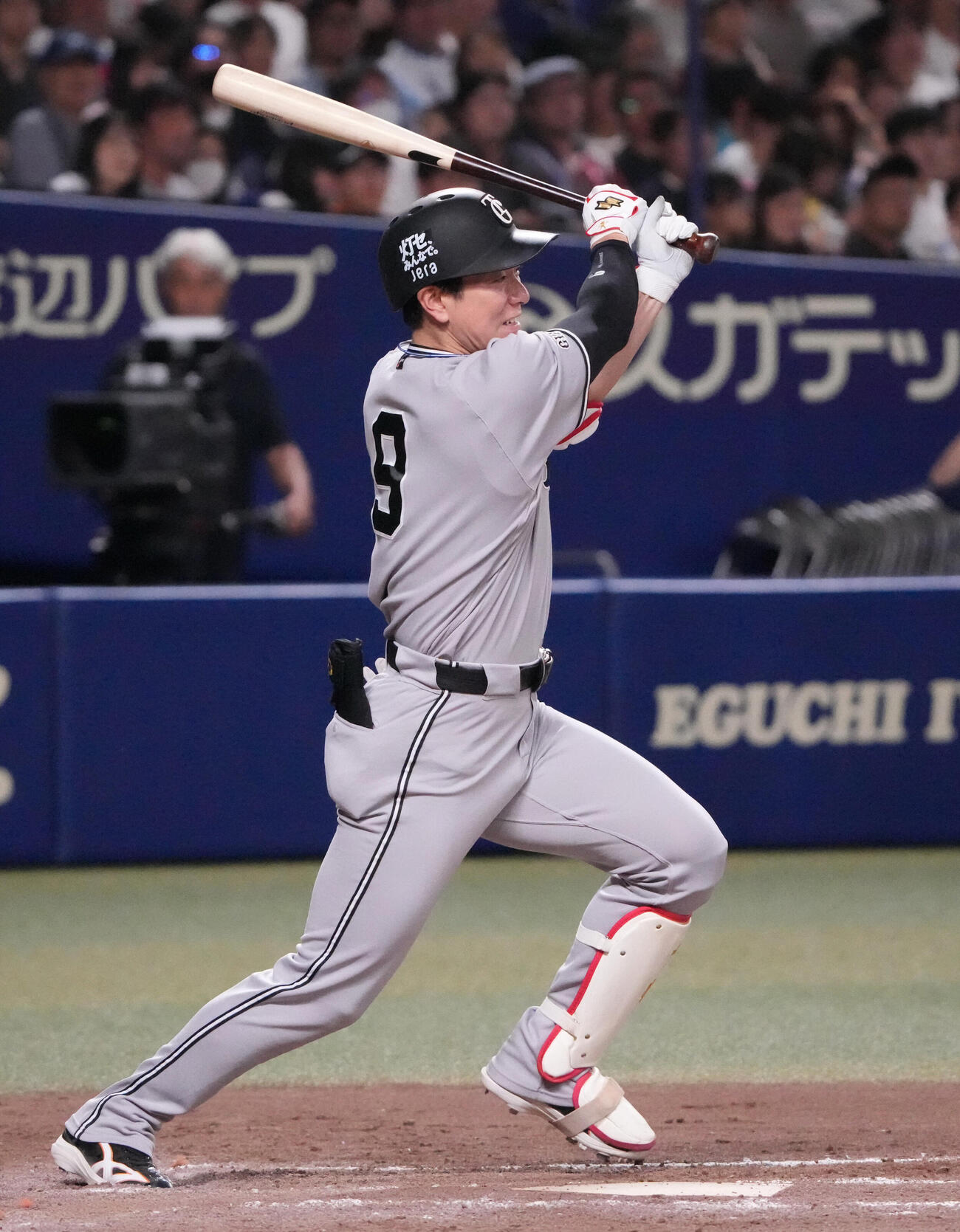 中日対巨人　8回表巨人1死二塁、適時打を放つ松本剛（撮影・森本幸一）