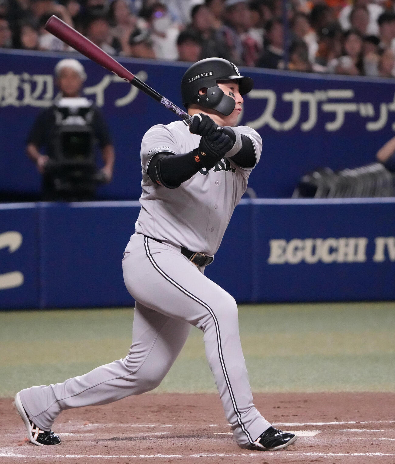 中日対巨人　8回表巨人1死満塁、適時打を放つ丸佳浩（撮影・森本幸一）