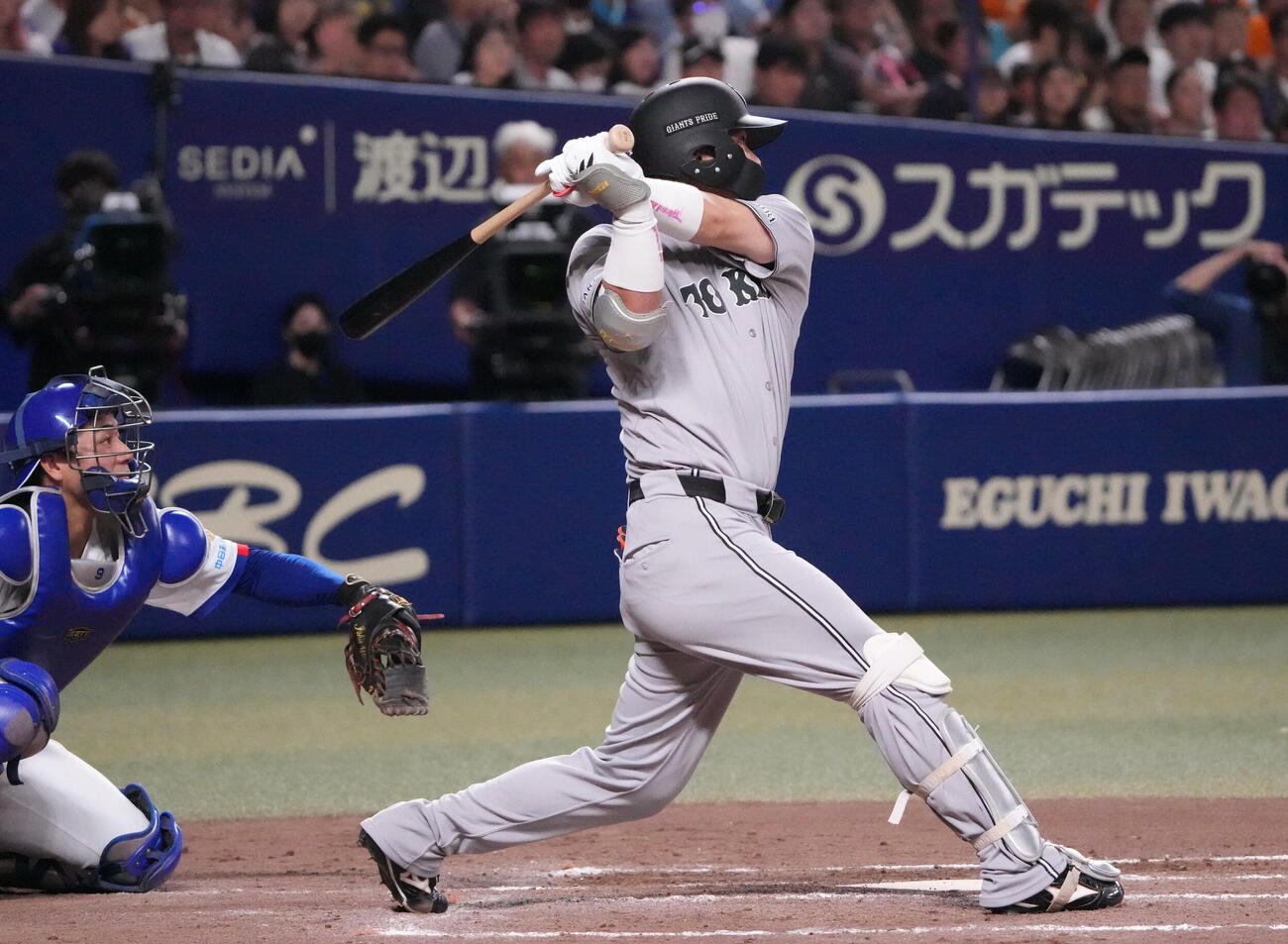 中日対巨人　8回表巨人1死一、三塁、2点適時二塁打を放つ大城卓三（撮影・森本幸一）