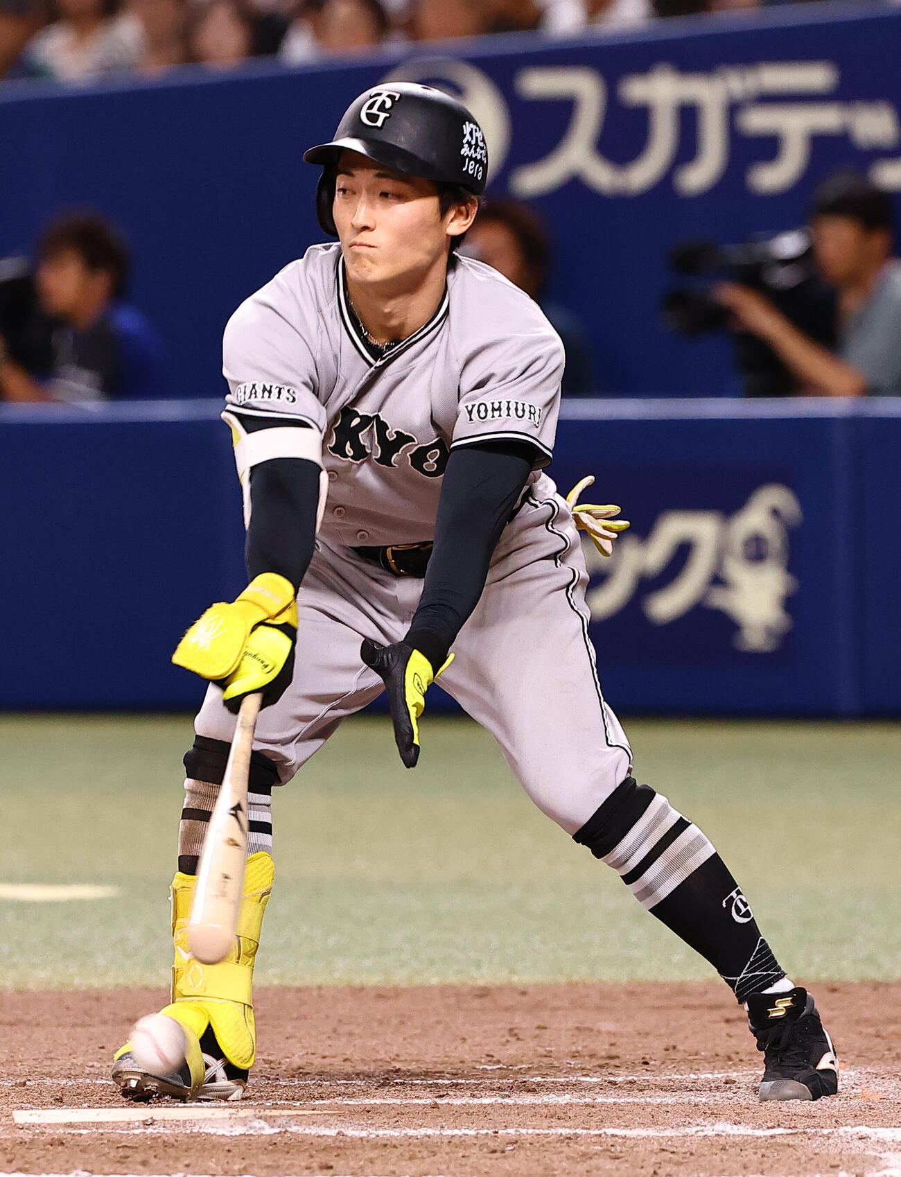 中日対巨人　8回表巨人無死、浦田俊輔は内野安打を放つ（撮影・上田博志）