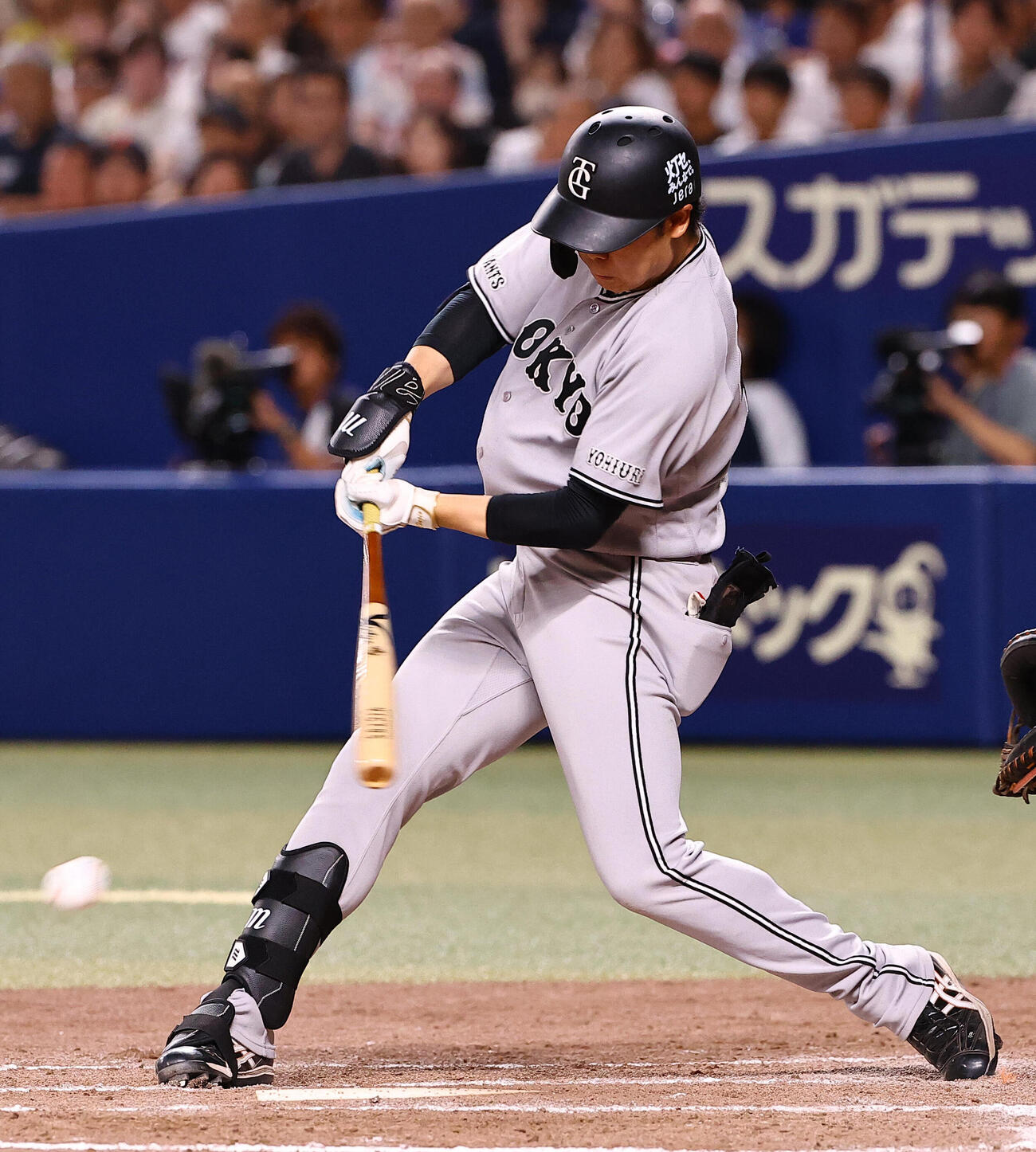 中日対巨人　8回表巨人無死一、二塁、安打を放つ中山礼都（撮影・上田博志）