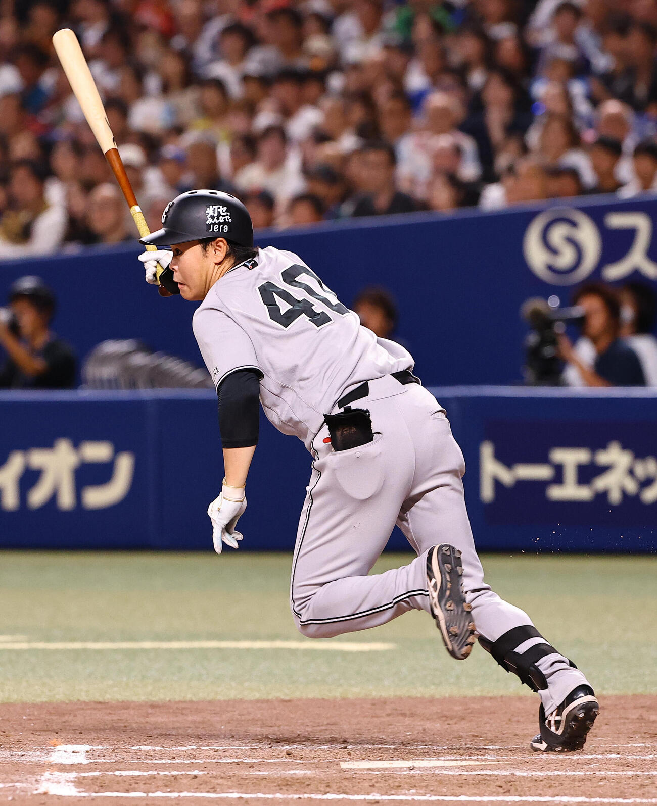 中日対巨人　8回表巨人無死一、二塁、安打を放つ中山礼都（撮影・上田博志）