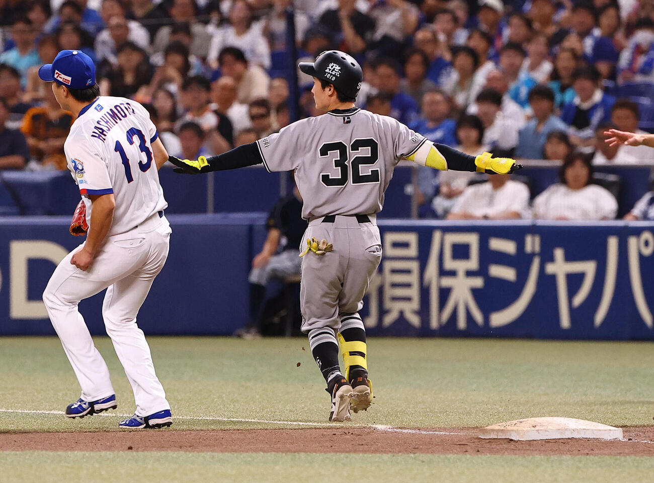 中日対巨人　8回表巨人無死、浦田俊輔は内野安打を放つ（撮影・上田博志）