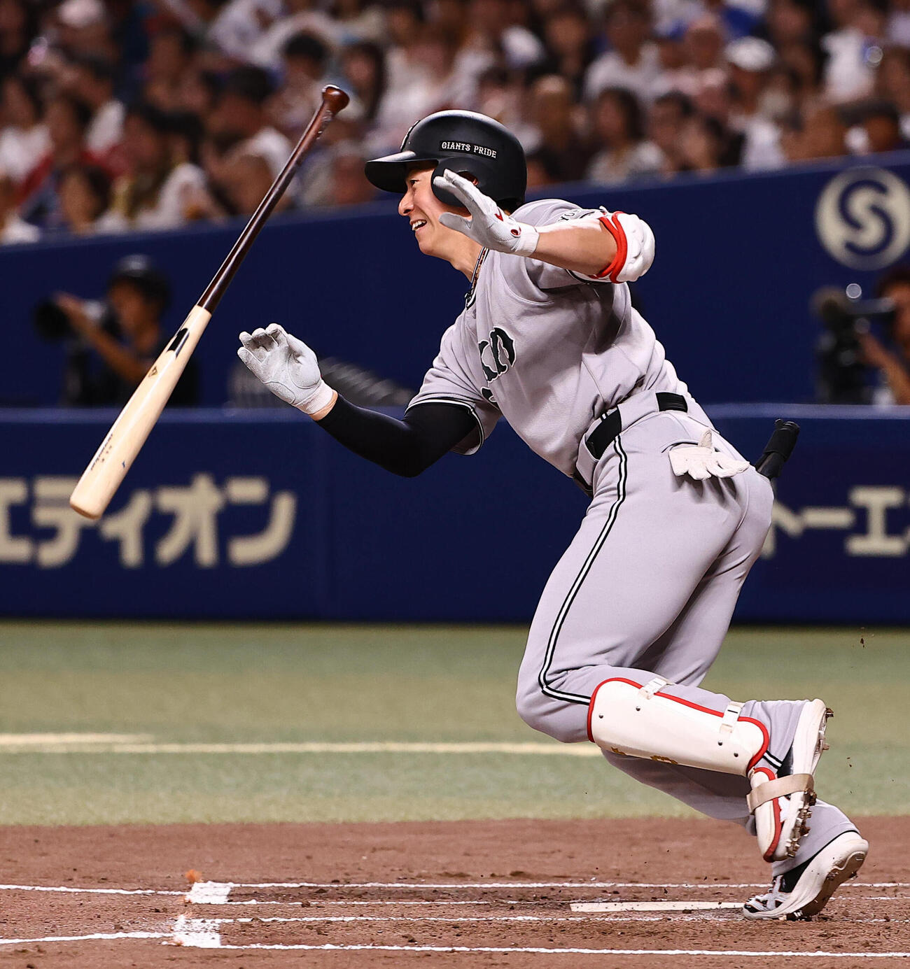 中日対巨人　2回表巨人1死、松本剛は内野安打を放つ（撮影・上田博志）