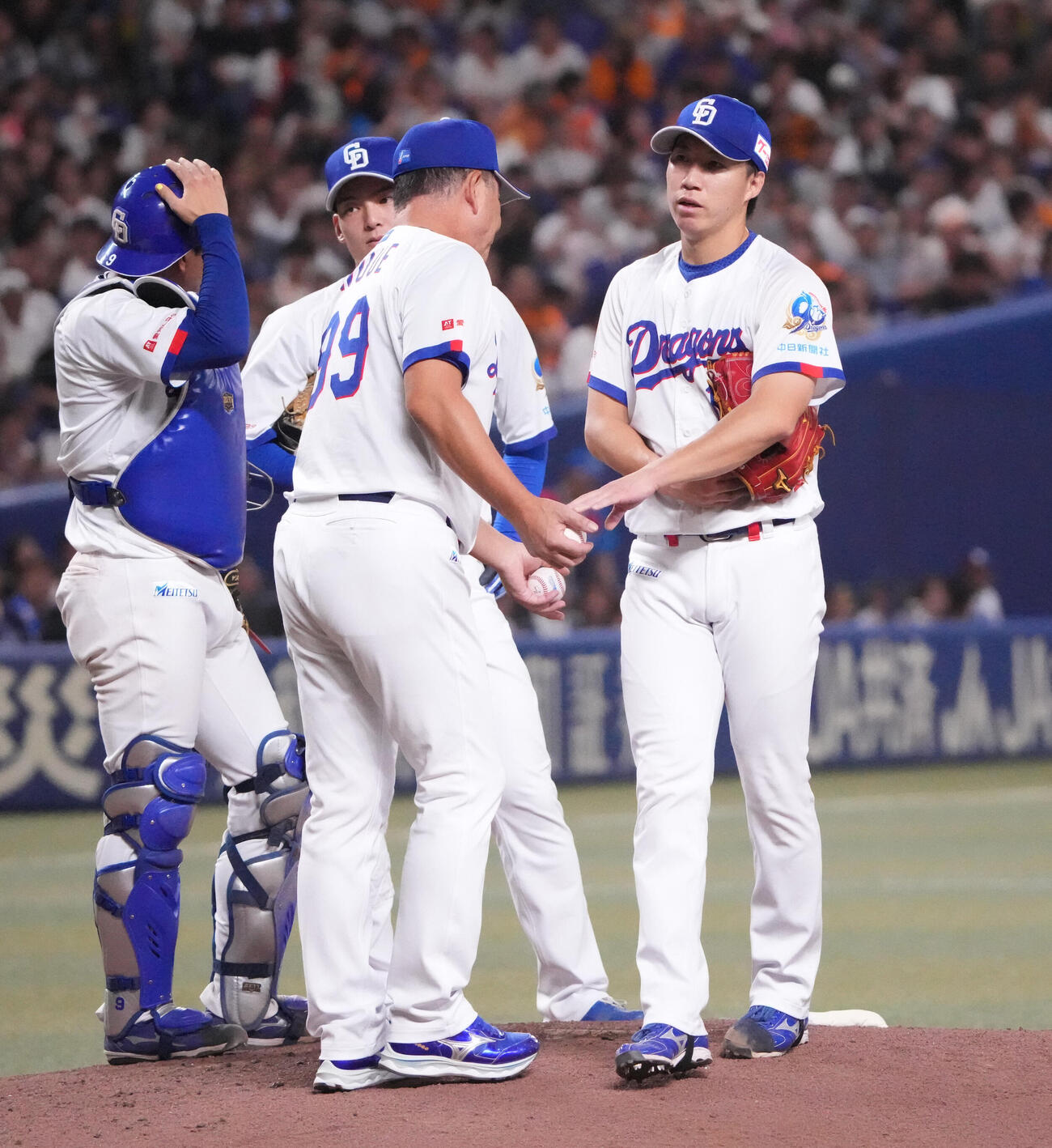 中日対巨人　8回表巨人1死二塁、橋本侑樹（右）はマウンドを降りる（撮影・森本幸一）