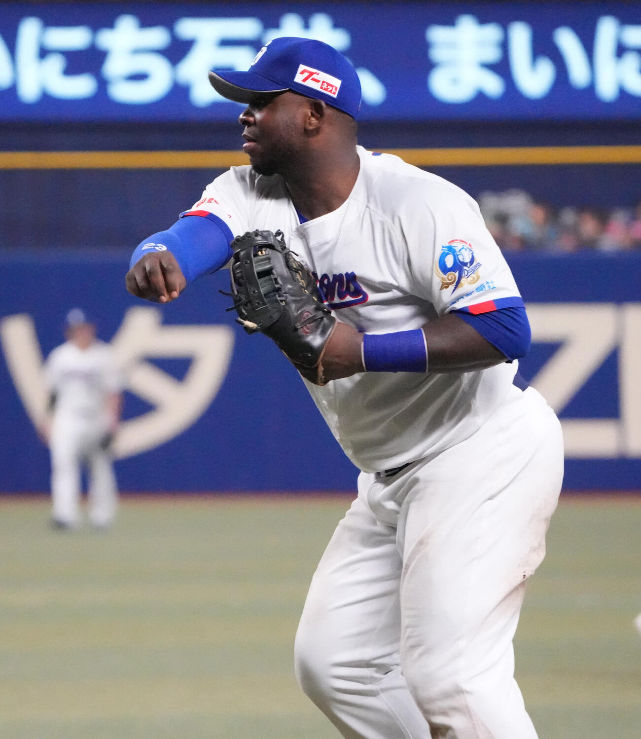 中日対巨人　8回表巨人1死満塁、浦田俊輔の一ゴロを捕球し本塁へ送球するも悪送球となるミゲル・サノー（撮影・森本幸一）