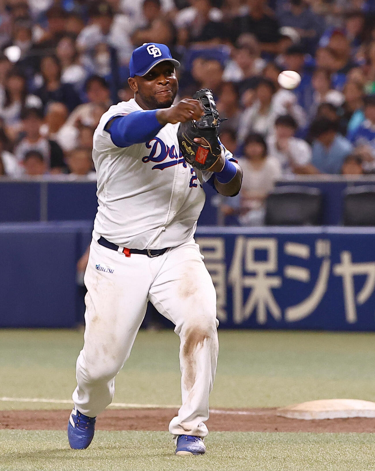中日対巨人　8回表巨人1死満塁、浦田俊輔の打球をさばいたミゲル・サノーは本塁へ悪送球をする（撮影・上田博志）