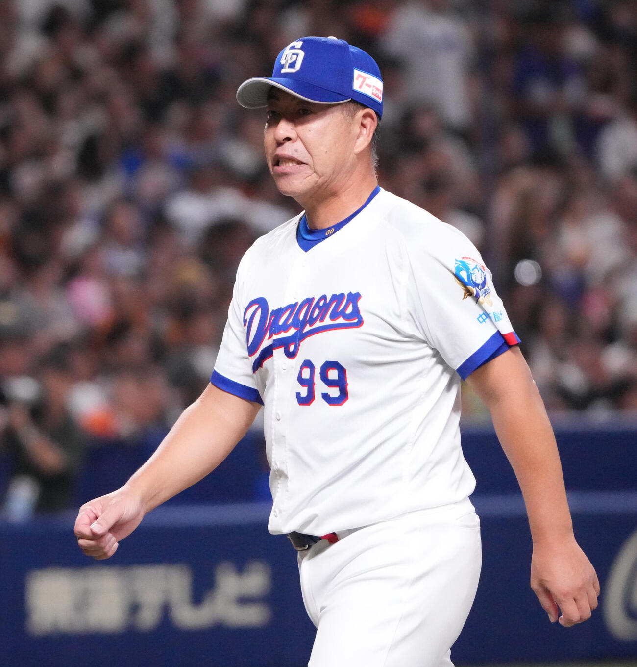 中日対巨人　8回表巨人1死二塁、投手交代を告げベンチへ戻る井上一樹監督（撮影・森本幸一）