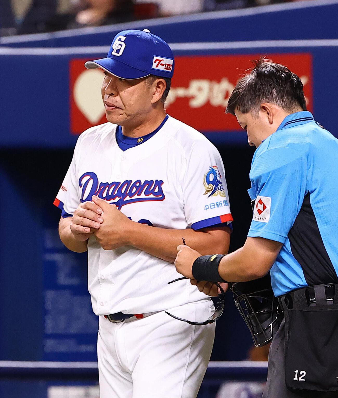 中日対巨人　選手交代を告げる井上一樹監督（撮影・上田博志）