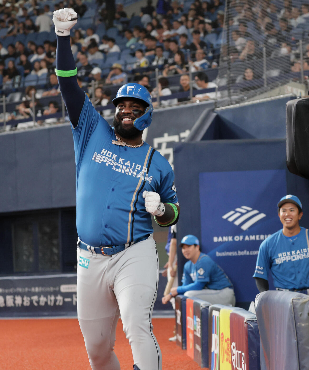 オリックス対日本ハム　6回表日本ハム1死、フランミル・レイエスは本塁打を放ちガッツポーズ（撮影・宮崎幸一）