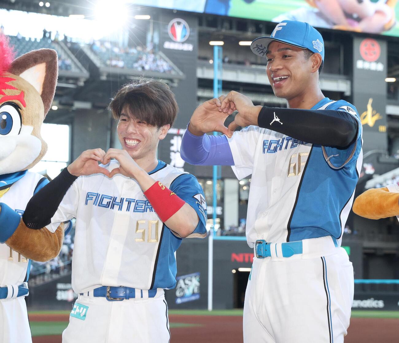 9日楽天戦の試合後、ポーズをとる五十幡亮汰（左）と万波中正（撮影・黒川智章）