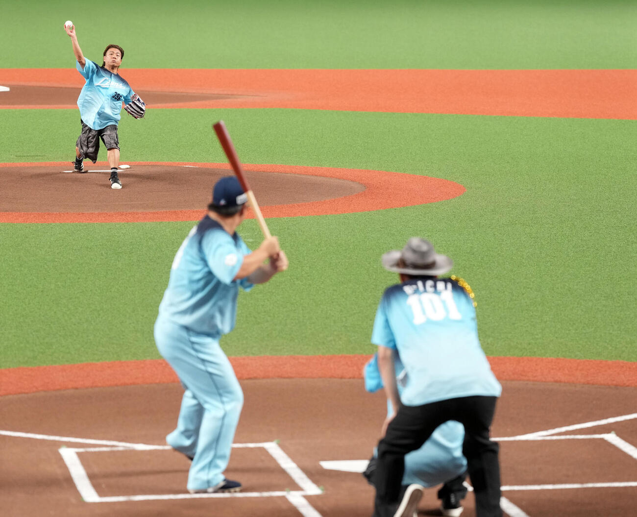 西武対ロッテ　西武中村剛也の登場曲を歌う「HOME MADE　家族」のMICROがメモリアルピッチを務めた（撮影・たえ見朱実）