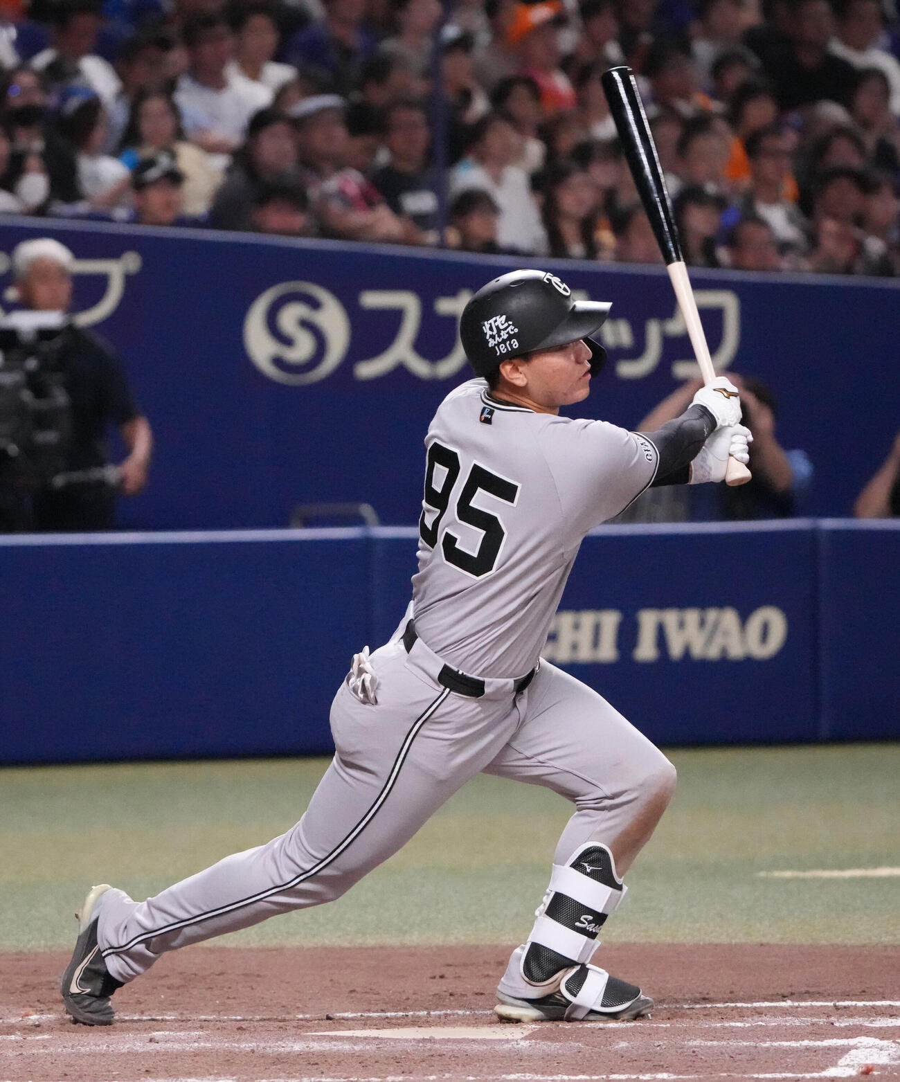 中日対巨人　8回表巨人1死満塁、3点適時二塁打笹原操希（撮影・森本幸一）