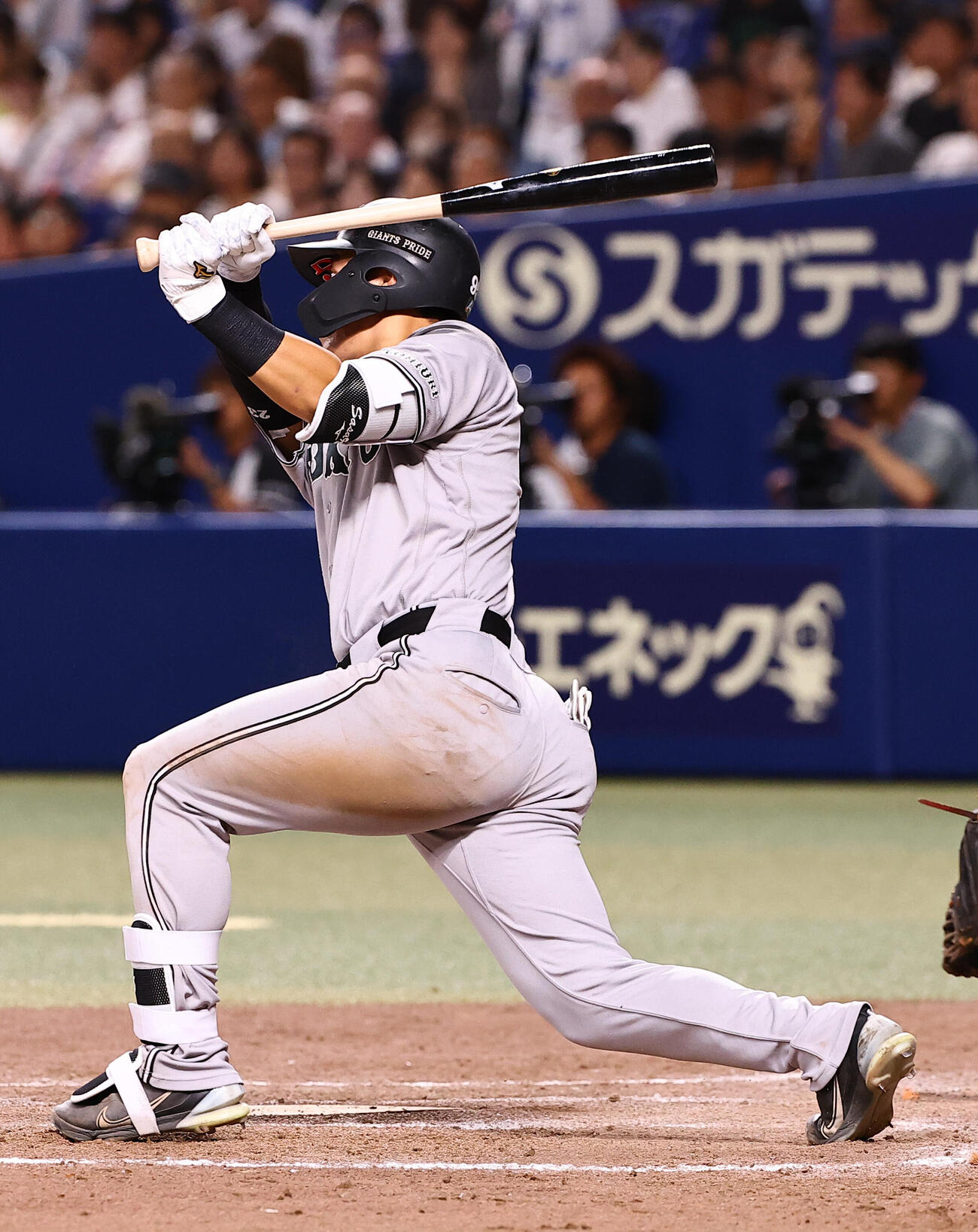 中日対巨人　8回表巨人1死満塁、笹原操希は3点適時二塁打を放つ（撮影・上田博志）