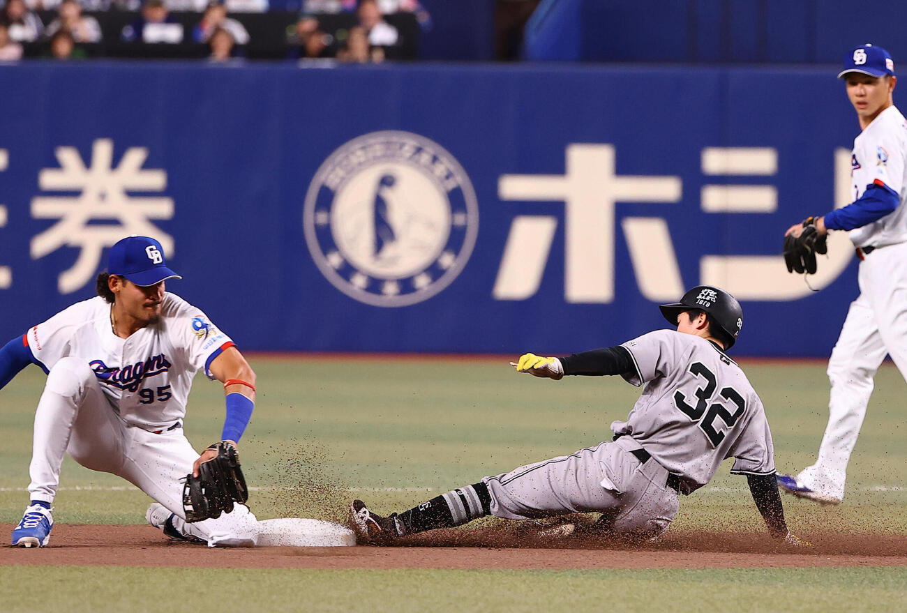 中日対巨人　1回表巨人無死一塁、二盗を決める浦田俊輔（撮影・上田博志）
