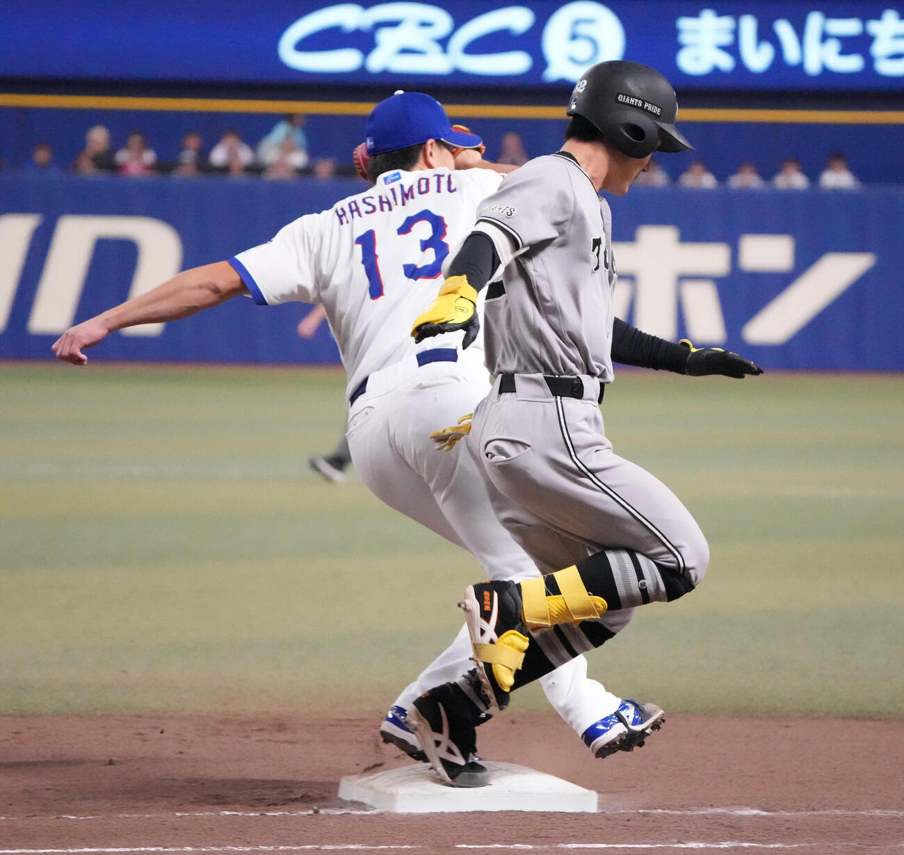 中日対巨人　8回表巨人無死、一塁内野安打で出塁する浦田俊輔（右）ベースカバーは橋本侑樹（撮影・森本幸一）