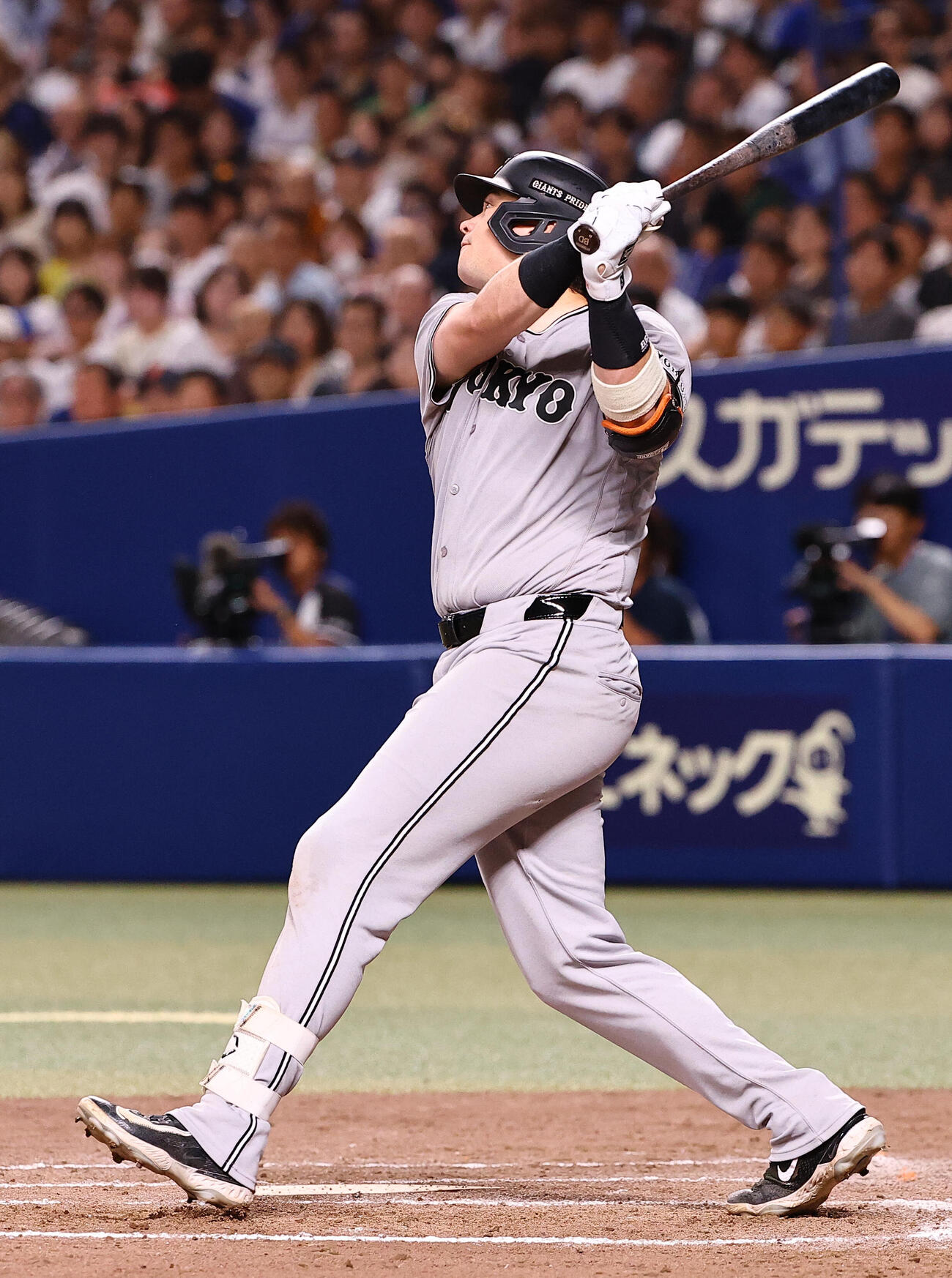 中日対巨人　8回表巨人無死満塁、ボビー・ダルベックは犠飛を放つ（撮影・上田博志）