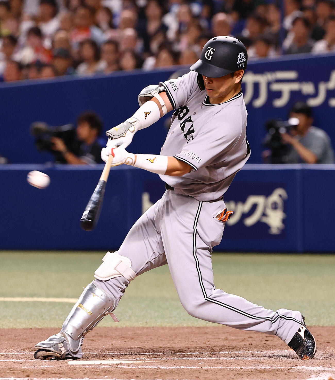 中日対巨人　8回表巨人1死一、三塁、大城卓三は2点適時二塁打を放つ（撮影・上田博志）