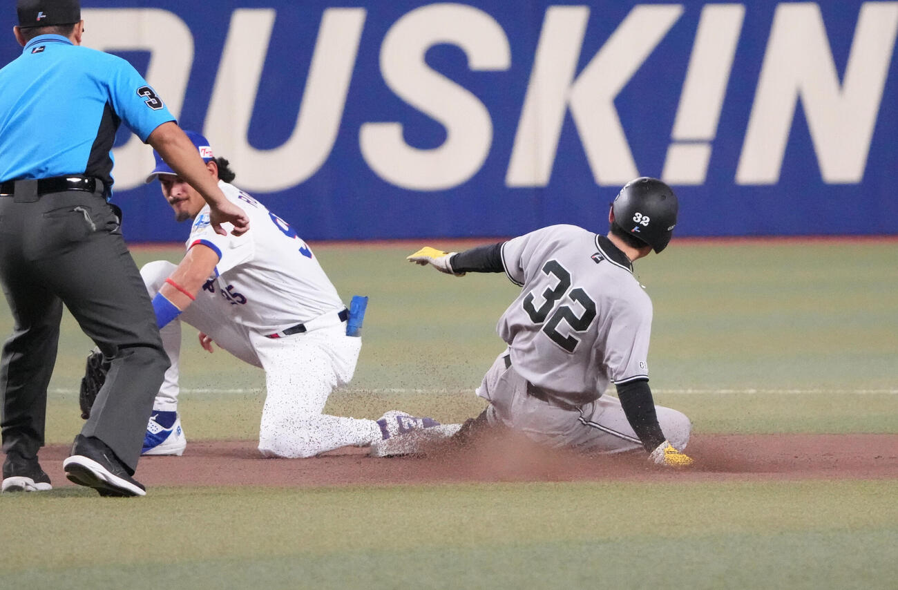 中日対巨人　1回表巨人無死一塁、盗塁成功する浦田俊輔（右）ベースカバーはクリスチャン・ロドリゲス（撮影・森本幸一）