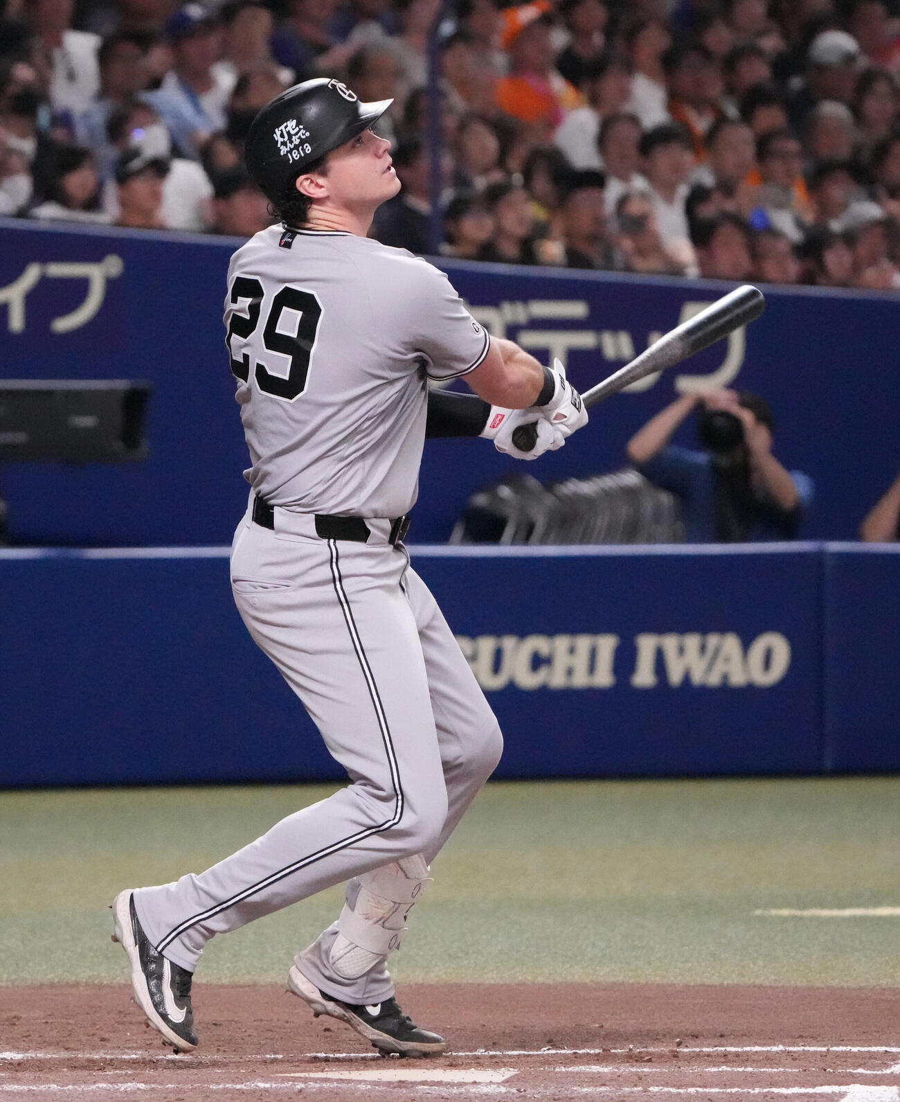 中日対巨人　8回表巨人無死満塁、犠飛を放つボビー・ダルベック（撮影・森本幸一）
