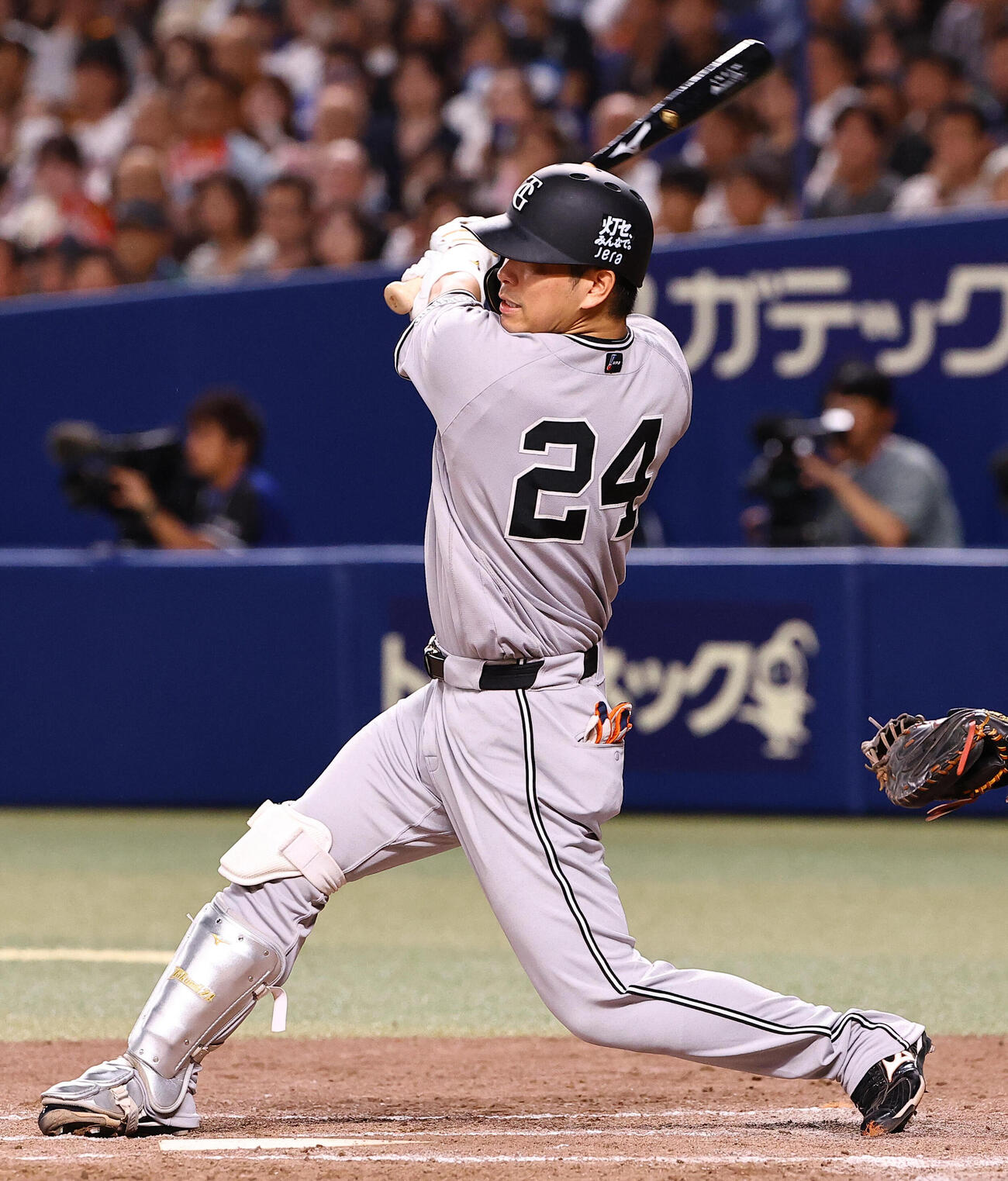 中日対巨人　8回表巨人1死一、三塁、大城卓三は2点適時二塁打を放つ（撮影・上田博志）