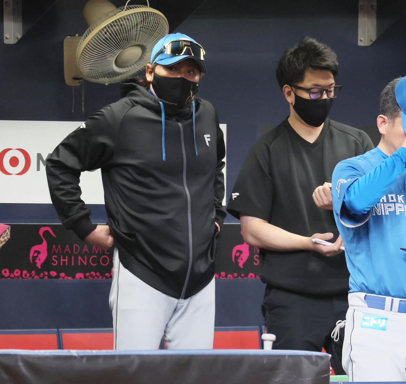 オリックス対日本ハム　オリックスベンチをうかがう日本ハム新庄剛志監督（撮影・宮崎幸一）