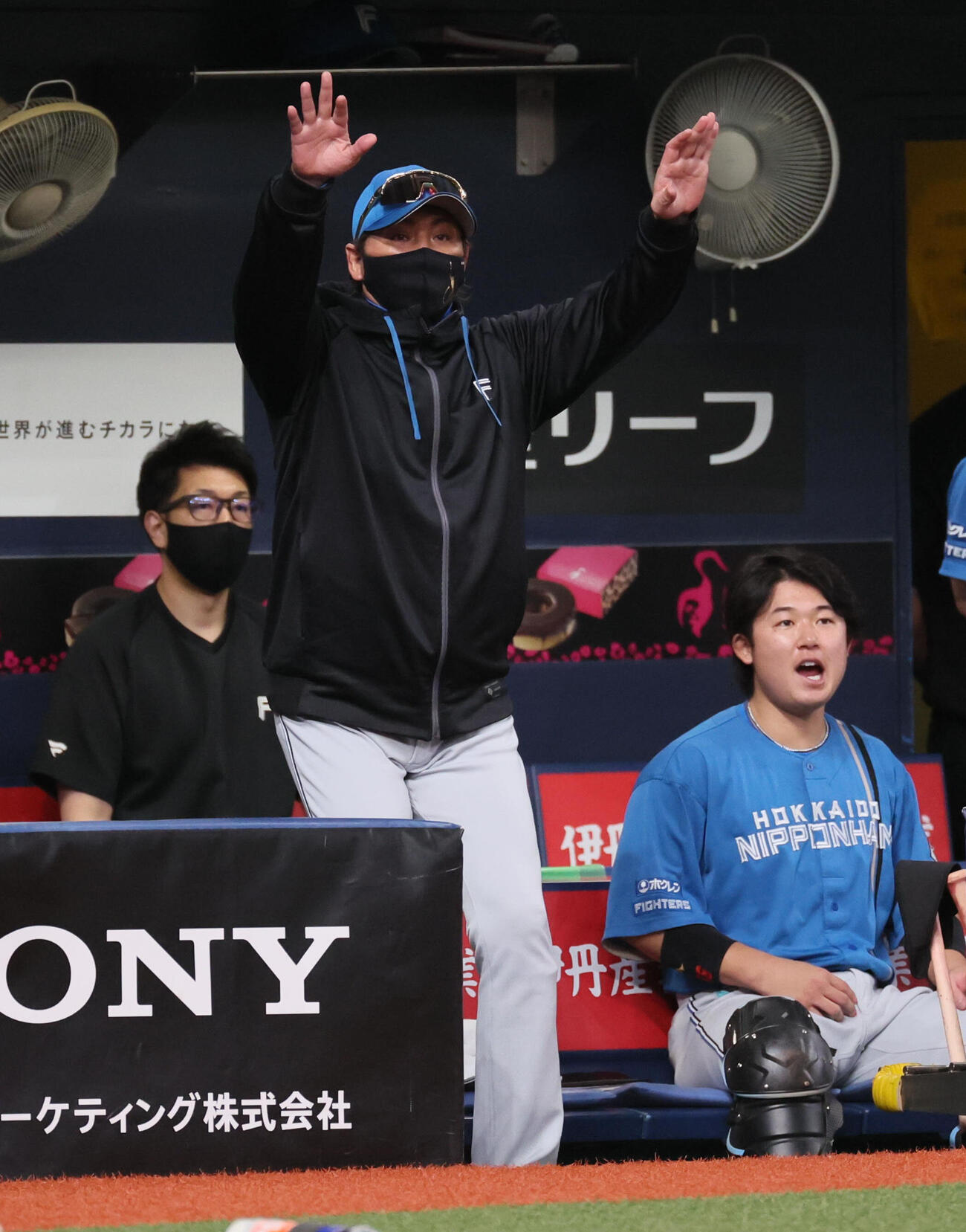 オリックス対日本ハム　2回表日本ハム無死二塁、新庄剛志監督は有薗死球をめぐりリクエストするが判定は変わらず直輝の（撮影・宮崎幸一）