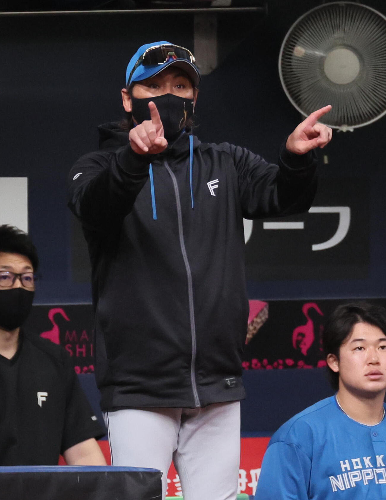 オリックス対日本ハム　2回表日本ハム無死二塁、新庄剛志監督は有薗死球をめぐりリクエストするが判定は変わらず直輝の（撮影・宮崎幸一）