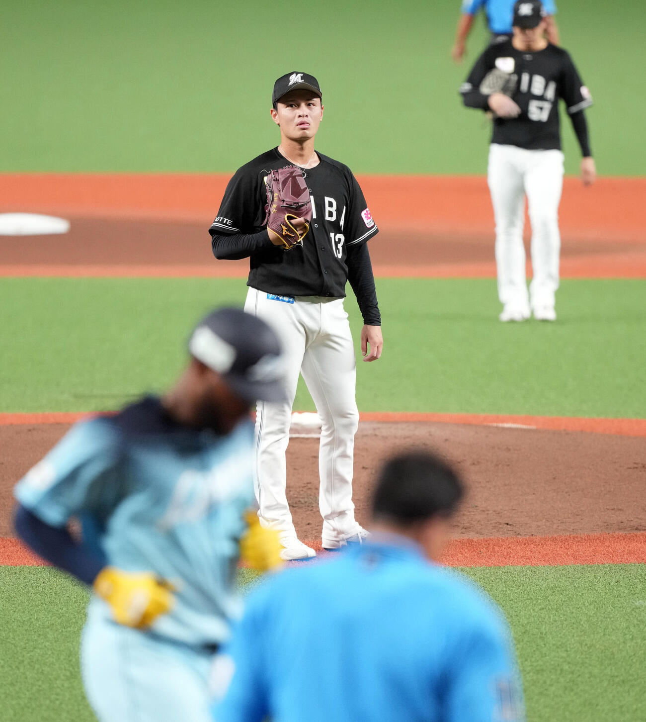 西武対ロッテ　1回裏西武2死一塁、アレクサンダー・カナリオに先制の2点本塁打を浴びるロッテの先発毛利海大（撮影・たえ見朱実）