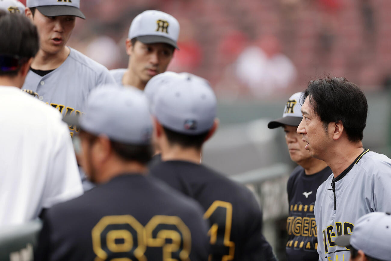 広島対阪神　試合前の円陣で選手に話す阪神藤川球児監督（右端）（撮影・前田充）
