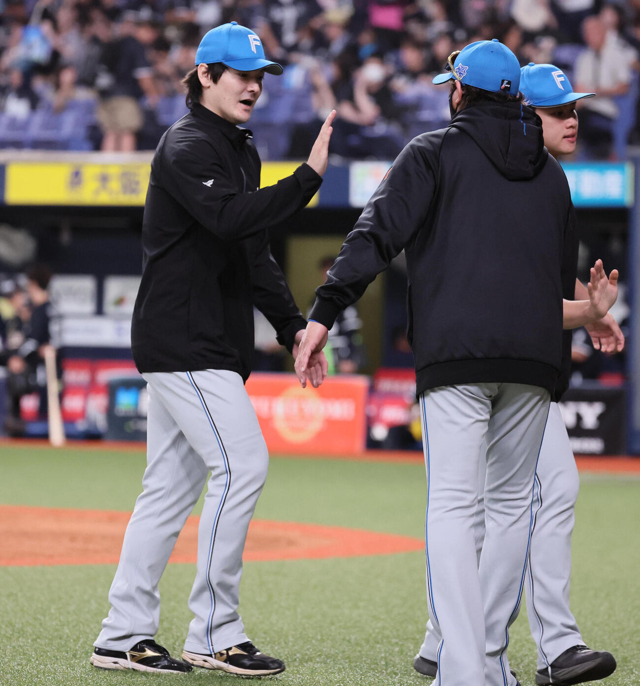 オリックス対日本ハム　勝利を祝う有原航平（左）と新庄剛志監督（撮影・宮崎幸一）