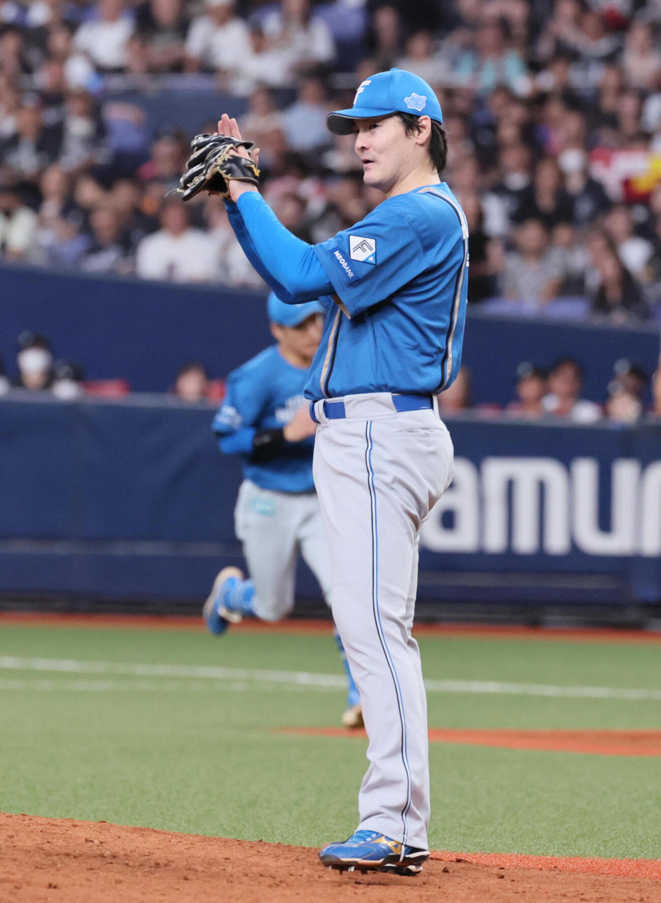 オリックス対日本ハム　6回裏オリックス攻撃終了、有原航平は無失点に抑えて手をたたく（撮影・宮崎幸一）