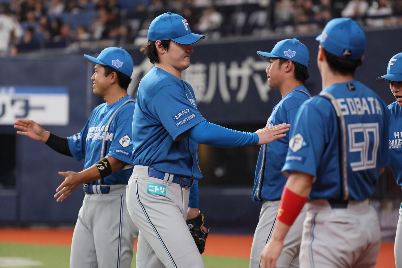 オリックス対日本ハム　日本ハム先発の有原航平は4回裏を抑えてナインに迎えられる（撮影・宮崎幸一）