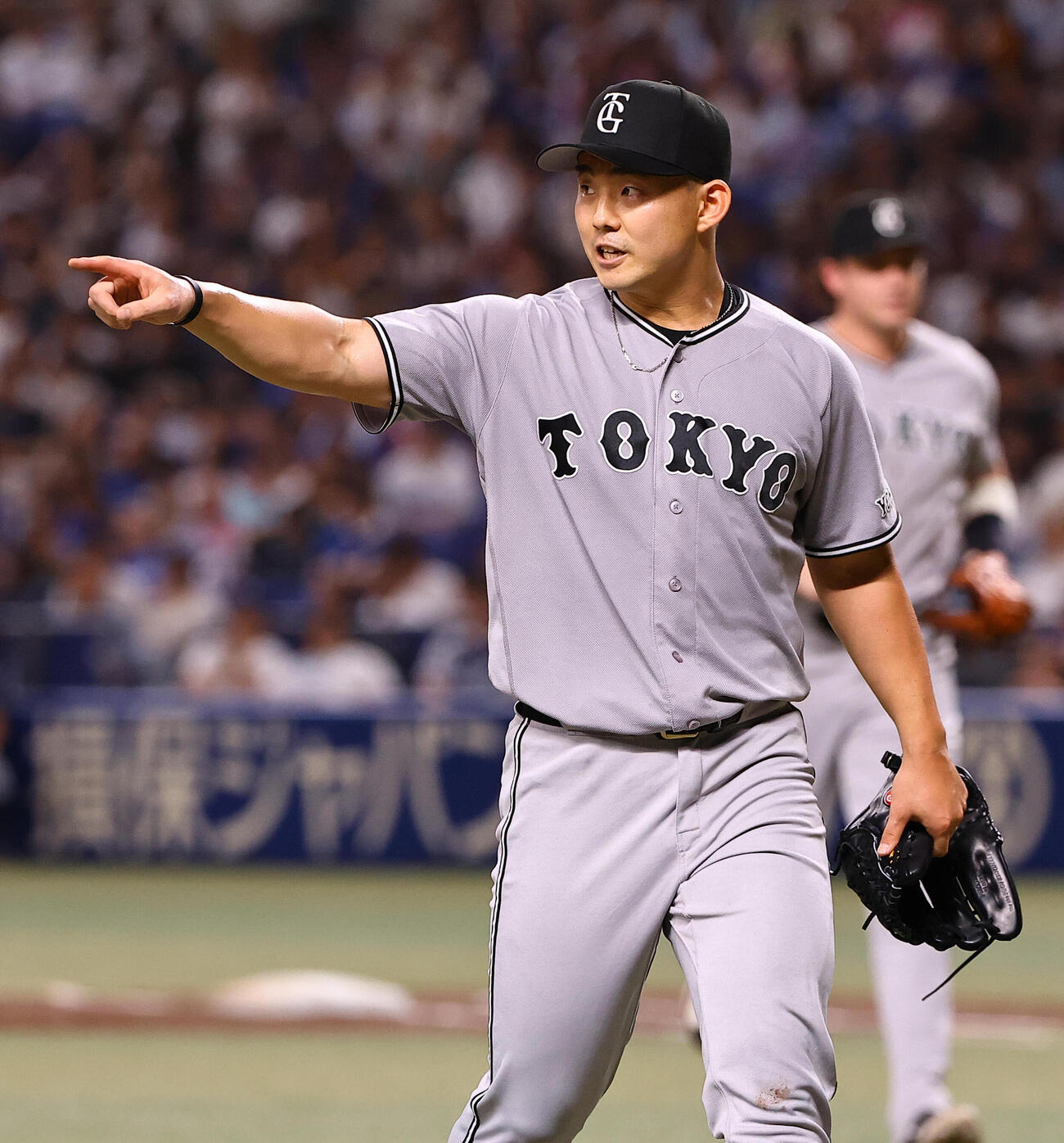 中日対巨人　3回裏中日2死満塁、石川昂弥から三振を奪いベンチに引き揚げる小笠原慎之介（撮影・上田博志）